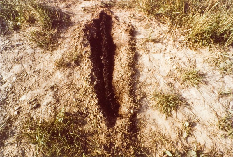 Ana Mendieta: Untitled, aus der Serie «Silueta», 1978, Vintage Farbfotografie, 20,3 x 25,4 cm (© Estate of Ana Mendieta)
