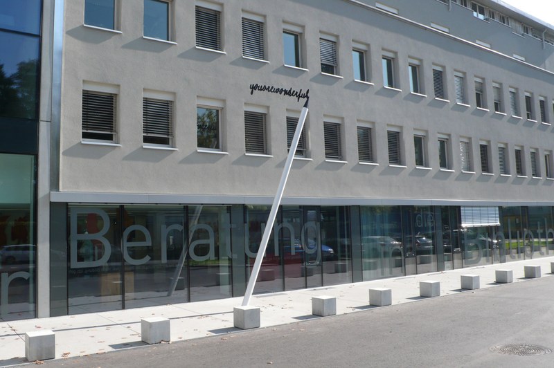 Die neue Skulptur von Marbod Fritsch vor dem Haupteingang der Arbeiterkammer Feldkirch