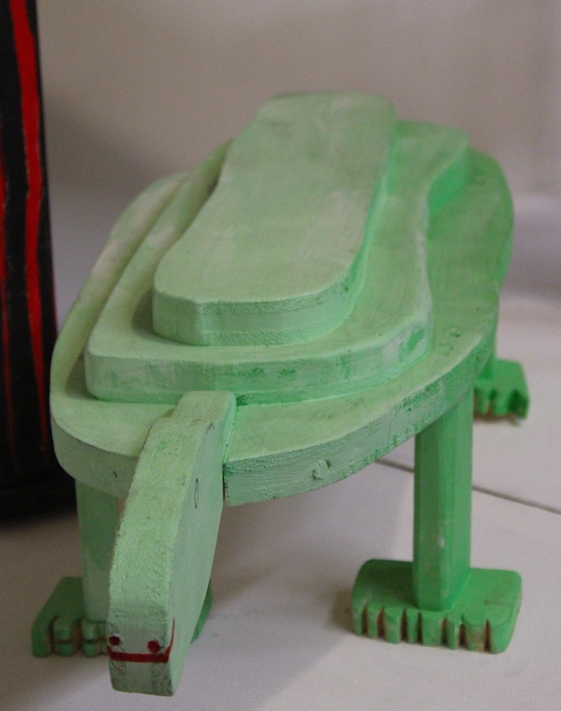 Uwe Filzmoser, Schildkröte, Holz, bemalt, 2014