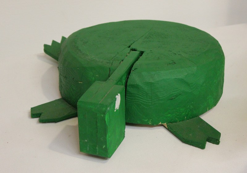 Philipp Sgensberger, Schildkröte, Holz, bemalt, 2014