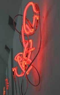 Boris Petrovsky: "Desiderat in Rot". Neon, Plexiglas, Kabel, Vorschaltgerät