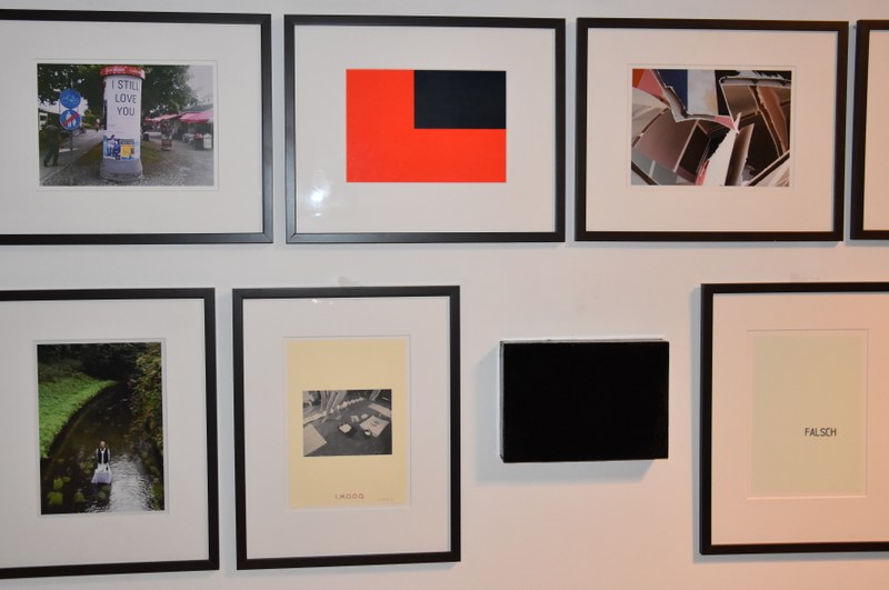 Blick in die eng gehängte Ausstellung