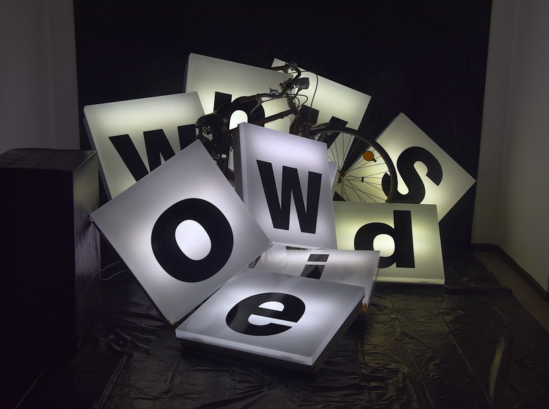 Alois Galehr: "Lichtsteine" und "Versinkendes Fahrrad-Wrack" (Fotos: Karlheinz Pichler)
