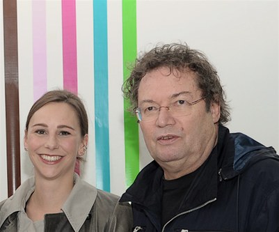 Wollen mit ihren Kunstankäufen Akzente setzen: Claudia Voit und Peter Niedermair vor einer Arbeit von Albert Allgaier (Foto: VLK)