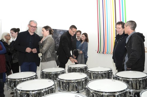 Kulturlandesrat Christian Bernhard (Mitte) besichtigt die angekaufte Arbeit von Karl Salzmann (Bild: VKL)