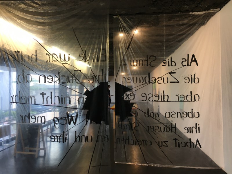 Der Vorhang am Eingang zur Ausstellung in der Galerie Lisi Hämmerle (alle Fotos: Susanna Koch)