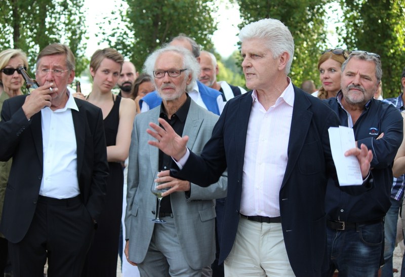 Galerist Wolfgang Häusler (2.v.r.) stellt die Künstler Gottfried Bechtold (1.v.l.), Herbert Schedler (2..v.l.) und Herbert Meusburger (rechts) vor (Foto: Karlheinz Pichler)