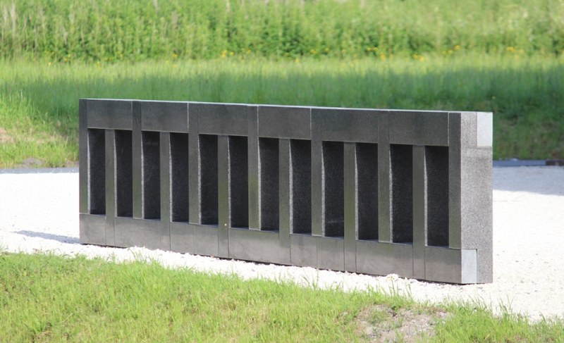 Herbert Meusburgers vielteilige Skulptur aus afrikanischem Granit zum Thema "Trennen & verbinden" (Foto: Karlheinz Pichler)