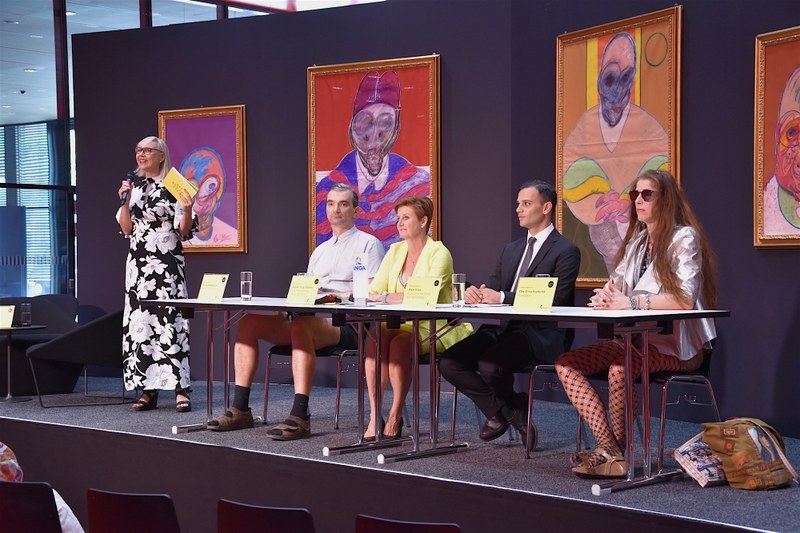 Die Protagonisten der diesjährigen Art Bodensee (v.l.n.r.):  Petra Fiel, Milan Mladenovic, Sabine Tichy-Treimel, Aram Haus, Elke Krystufek - vor Francis Bacons Pastellarbeiten (alle Fotos: Karlheinz Pichler)