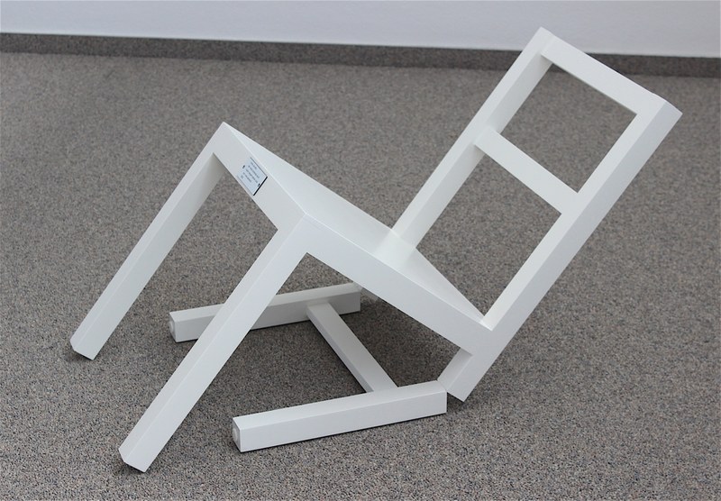 Timm Ulrichs: Erster sitzender Stuhl (nach langem Stehen sich zur Ruhe setzend)