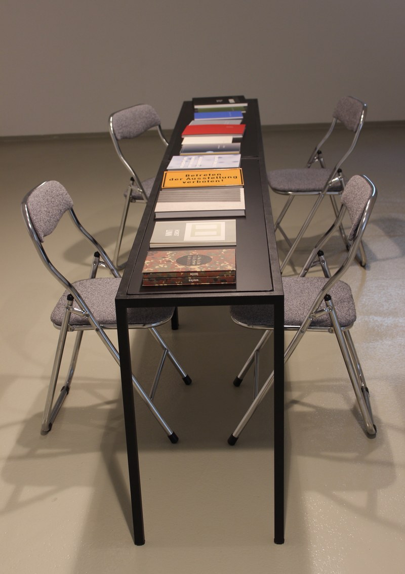 Black & White: Lesetisch im Kellerstudio