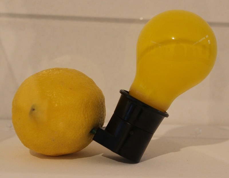 Joseph Beuys: "Capri-Batterie", 1985, Glühlampe mit Steckerfassung, Zitrone
