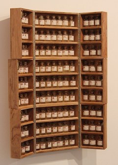 Daniel Spoerri: "La Pharmacie Bretonne", 1981, Objektkasten mit 117 Proben aus frz. Heilquellen (Fotos: Karlheinz Pichler)