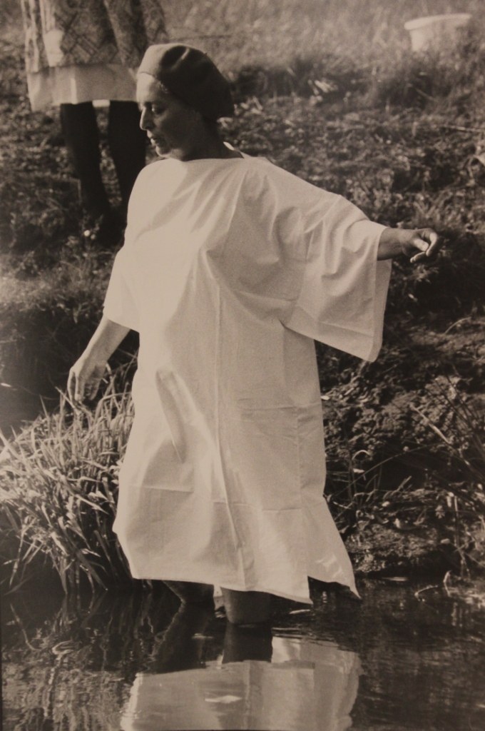 Margaret Raspé: "Wasser ist nicht mehr Wasser", 1992, aus einer Serie von sieben Aktionsfotos in einem kontaminierten Gewässer in Lodz
