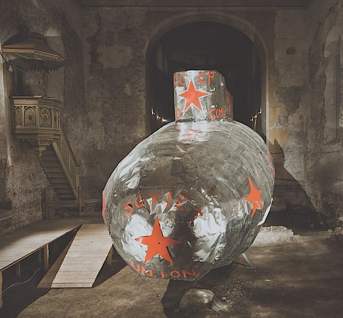 Francois Burland: "Atomik Submarine" - Installationsansicht (Bild: Johanniterkirche)