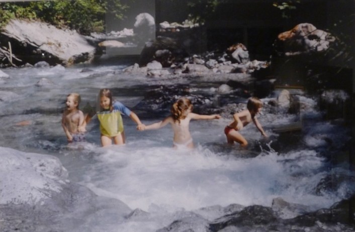 Nikolaus Walter: Kinder im Wildbach