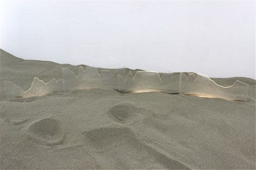 Gianni Pettena: Paesaggi della memoria, 1987 Plexiglas und Neon auf Sand