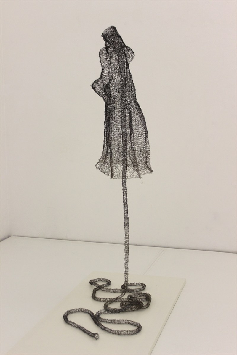 Monikat Supé: Kleiderkörper 1, 2015. Draht gehäkelt
