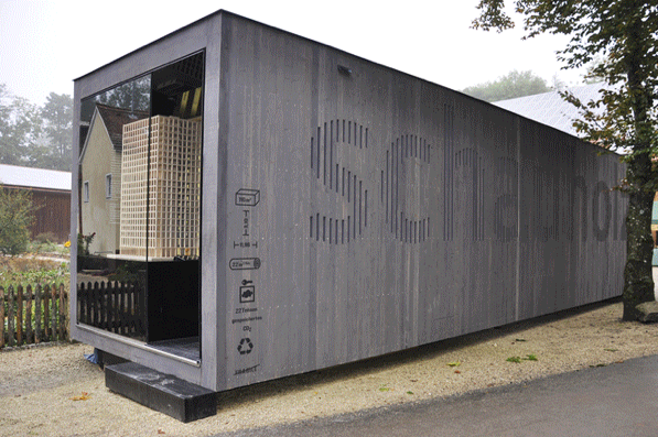 An den Stirnseiten begehbar: Holzbox für "Schauholz"