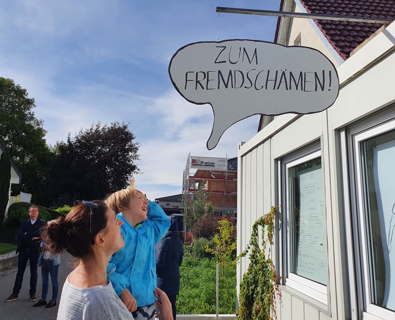 Unter dem Bewertungsschild (Foto: Wehinger)