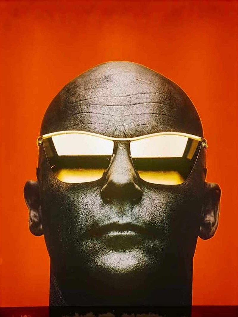 Wolfgang Flatz: "The Golden Mastercard",  1991, Farbfotografie in Metall-Leuchtkasten