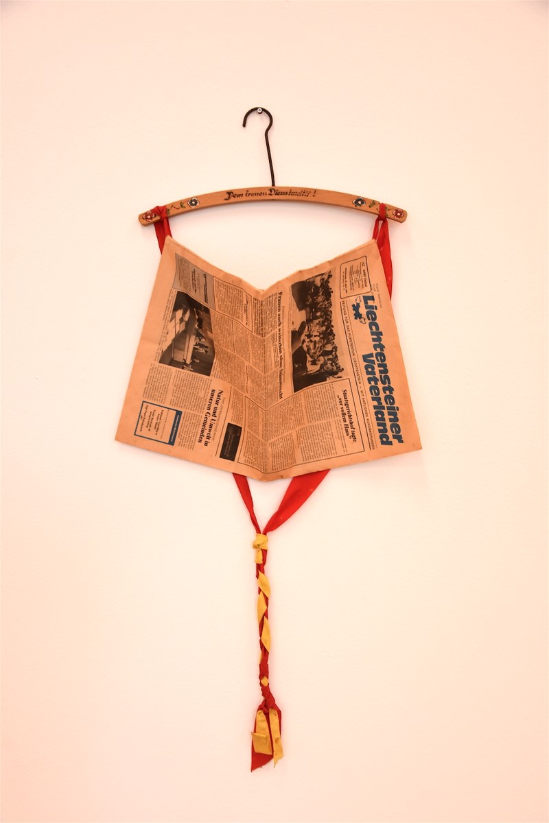 Anne Marie Jehle: "Dem treuen Dienstmeitli", 1982, Kleiderbügel, Zierbänder, Liechtensteiner Vaterland 29..4.1982