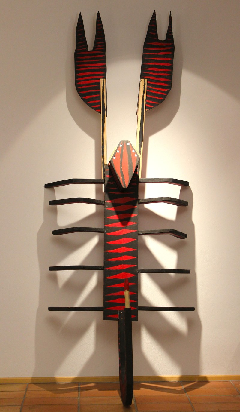 WolfGeorg, Riesenskorpion, bemalte Holzskulptur, 2012
