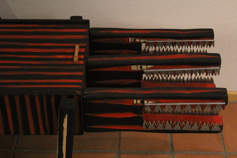 WolfGeorg, Kistenzerberus, bemalte Holzskulptur (Detail), 2012