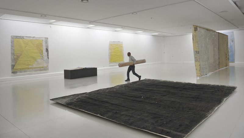 Christoph Luger beim Einrichten seiner Ausstellung
