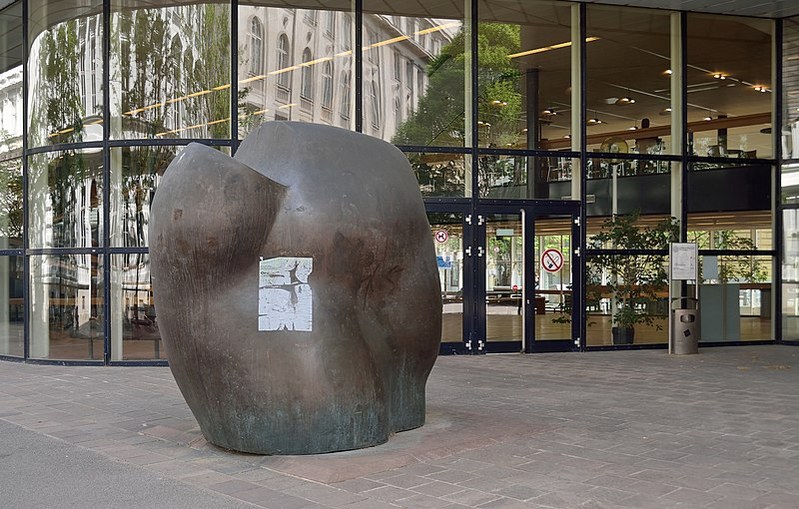 Großskulptur von Herbert Albrecht vor dem Juridicum in Wien (© Herzi Pinki CC BY-SA 4.0)