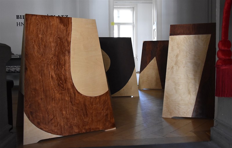 Kundenstopper, aus Holz und Holzimitat – auch hier „big pretenders“