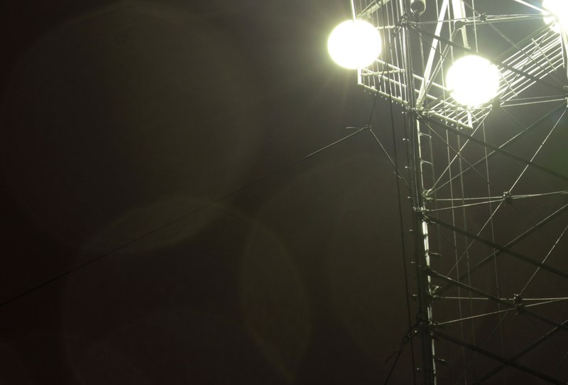 Andreas Fogarasi: aus der Serie Moonlight Towers, 2016 (Stahl, Spiegel, Glas, digitale C-Prints)