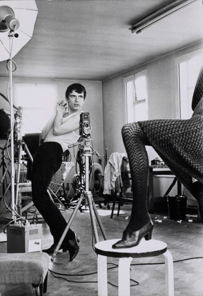 Terry O´Neill, David Bailey fotografiert Moyra Swan, 1965 Silbergelatine-Abzug, 26 x 17.9 cm Courtesy Philippe Garner © Terry O´Neill