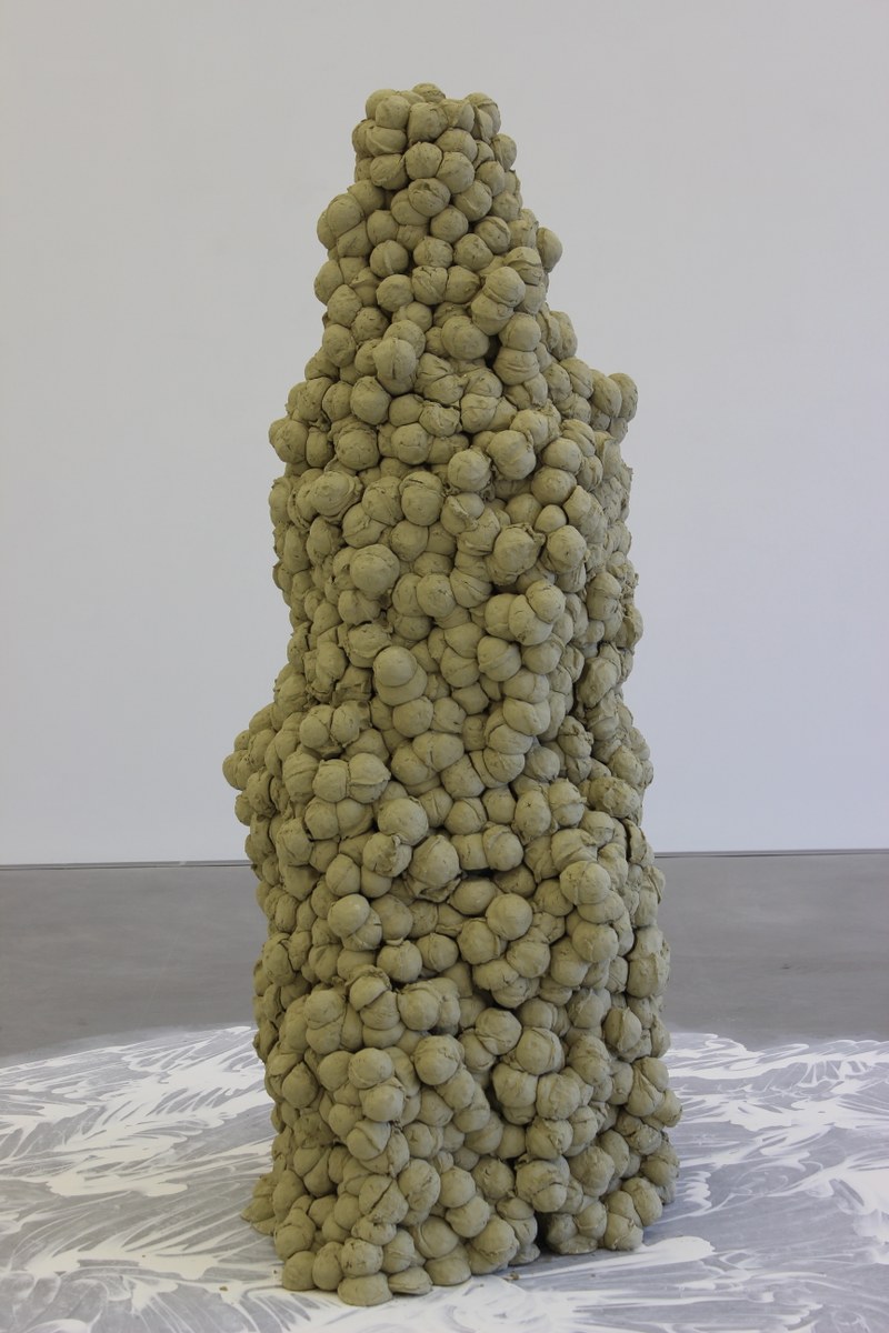 Christian Hörler: Genau dort ungefähr hier. 2016. Lehm, Kalk - Installationsdetail
