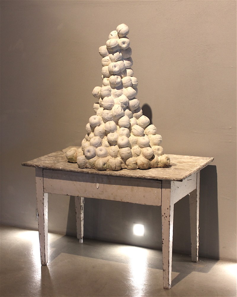 Christian Hörler: Apfelhaufen. 2014, Beton