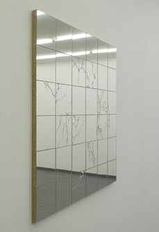 Gerold Tagwerker: "Mirror.grid_cracked", 2012/2015, Spiegelfliesen, Spanplatte