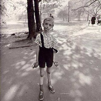 Diane Arbus: Kind mit Spielzeug-Handgranate im Central Park, New York City 1962, © The Estate of Diane Arbus