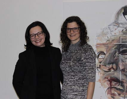 Künstlerin Susanne Kircher-Liner (rechts) mit Kuratorin Andrea Fink (Fotos: Karlheinz Pichler)