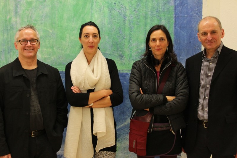 V.l.n.r.: Georg Vith, Kathrin Dünser, Astrid Bechtold und Christoph Luger vor dessen abstrakter Malerei "Ohne Titel" (alle Fotos: Karlheinz Pichler)