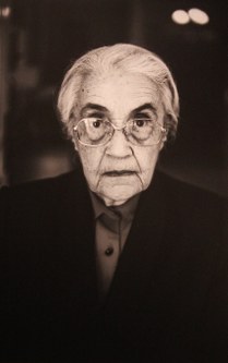Jutta Benzenberg: "Hajde Ulu!" - Nexhmije Hoxha, Witwe von Enver Hodscha, fotografiert 2011