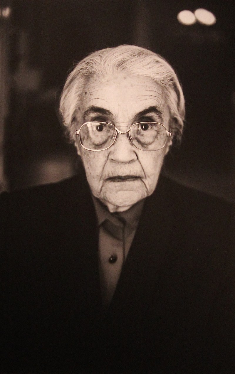Jutta Benzenberg: "Hajde Ulu!" - Nexhmije Hoxha, Witwe von Enver Hodscha, fotografiert 2011