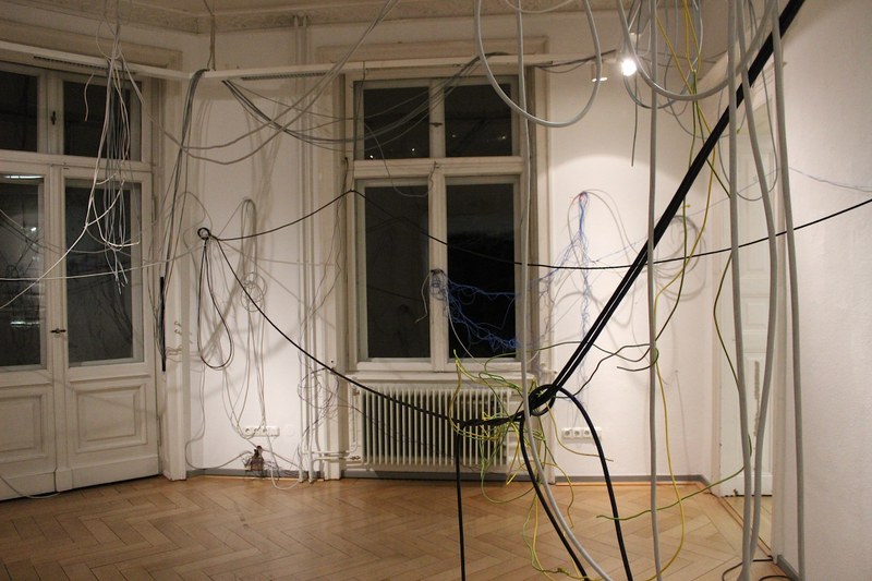 Kirsten Helfrich: Mos ki merak, 2015, Kabelinstallation