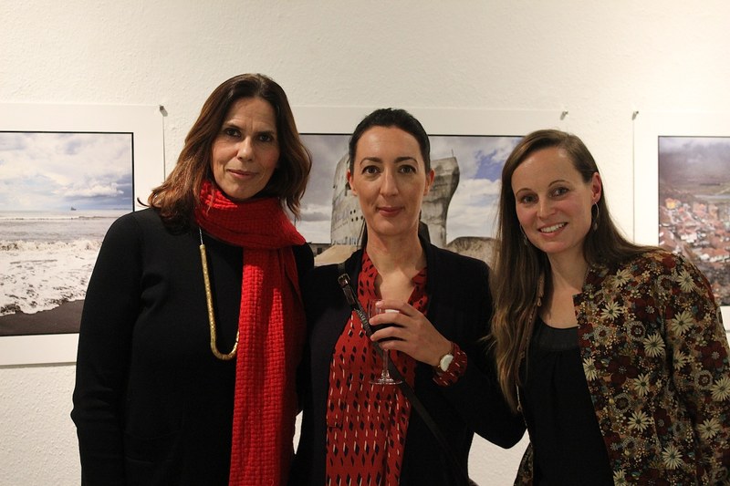 v.l.n.r.: Fotografin Jutta Benzenberg, Kunst.Vorarlberg-Präsidentin Kathrin Dünser und Künstlerin Kirsten Helfrich (Fotos: Karlheinz Pichler)