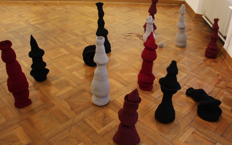 Claudia-Maria Luenig: Manoeuvres, 2013, Installation, Gummiband gehäkelt.