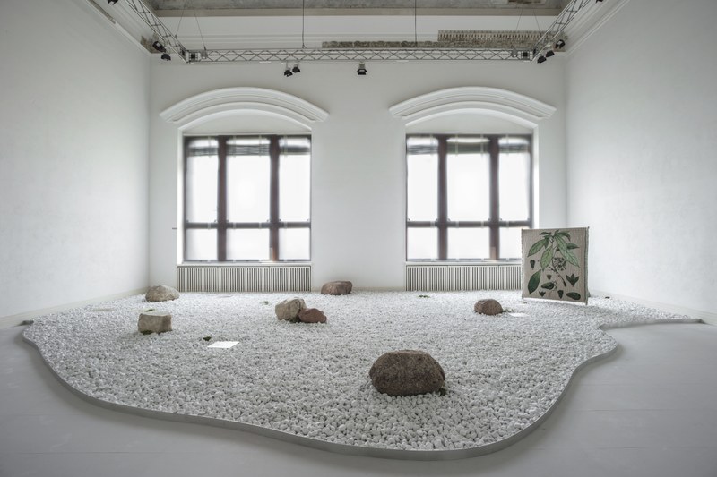 Otobong Nkanga: Taste of a Stone, 2010-2020, Installationsansicht Gropius Bau, Foto Luca Girardini, © Otobong Nkanga