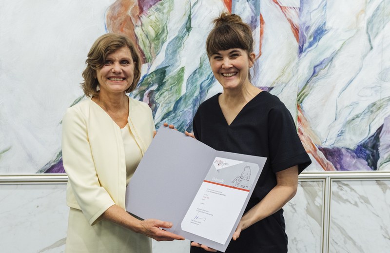 Kulturlandesrätin Barbara Schöbi-Fink überreicht den Kunstpreis an die Künstlerin Anna Hilti (© Marina Schedler)