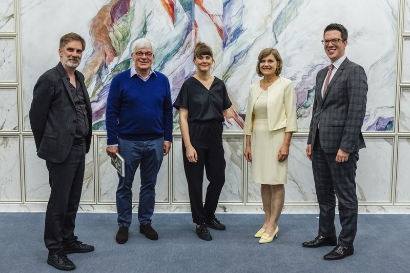 Kulturamtsleiter Winfried Nußbaummüller, Laudator Friedemann Malsch, Kunstpreisgewinnerin Anna Hilti, Kulturlandesrätin Barbara Schöbi-Fink und der liechtensteinische Regierungsrat Manuel Frick (© Marina Schedler)