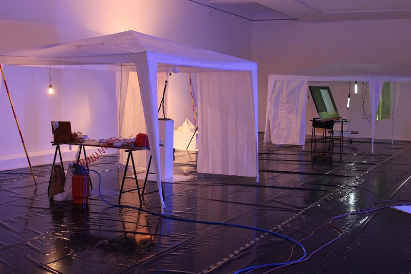 Roland Adlassnigg u. Stephan Sude: „Backup failed – status unknown" (Blick in die Ausstellung)