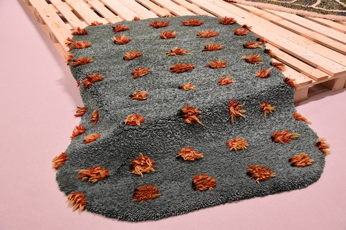 Maria Baumschlager: "Kaktus" (aus recycelter Wolle handknüpfter Teppich), © Karlheinz Pichler