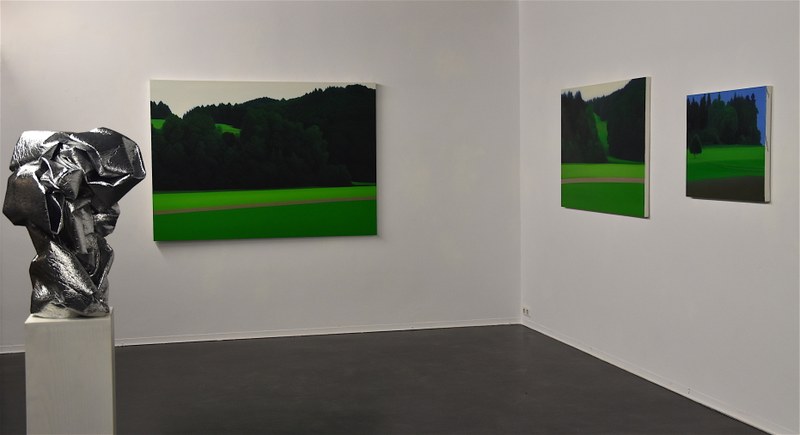 Blick in die Ausstellung: Skulptur von Devis Venturelli u. Bilder von Valentina D'Amara